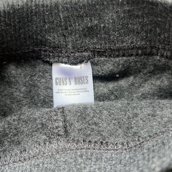 NWT Gender Neutral Guns N’ Roses Sweet Child O Mine Two Piece Sweatshirt & pants - Picture 6 of 7